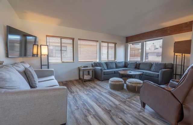 Edgewater #4 NEWLY RENOVATED! “GARAGE PARKING“ EN-SUITE KING SIZE BED