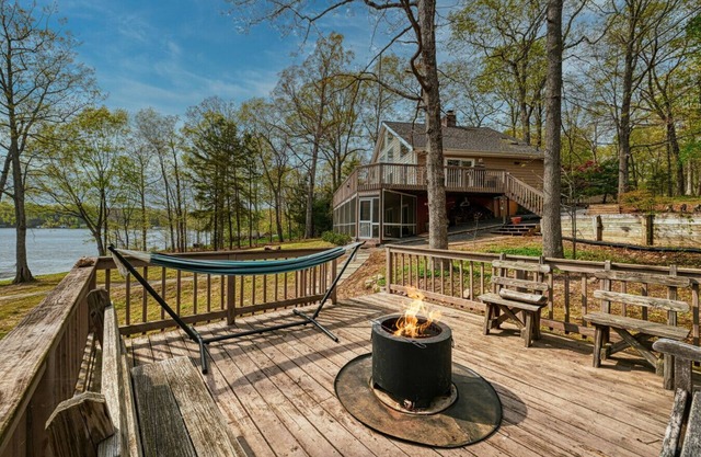 Edgewood Dream- Cozy Waterfront Home, Deep Water, Centrally Located