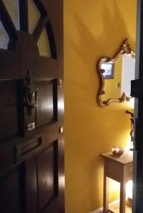 Edinburgh TWO BEDROOM apartment with free side street parking 24 hours