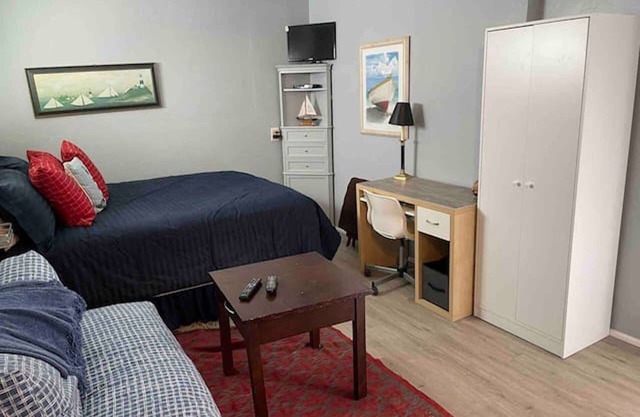 Efficiency Unit 1 Mile from Airport and Next to Grocery Store