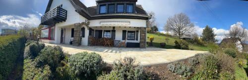 Eifel Landhaus Panoramablick unter der Burg Olbrück mit Sauna Hottub großer Terrasse und Garten Ideal für Familien