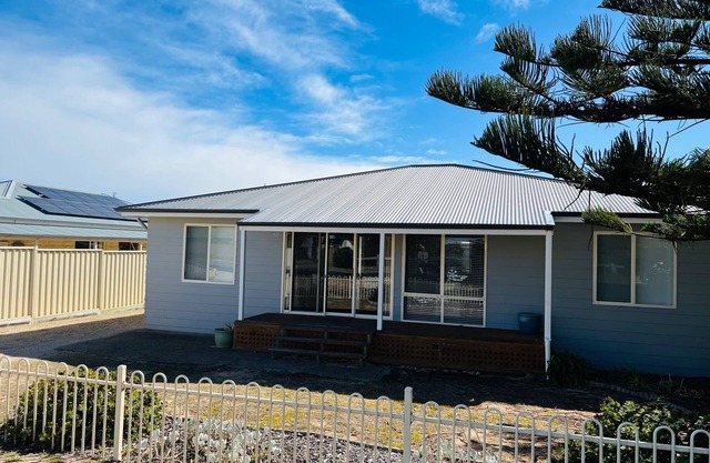 Elandra House - WiFi, pet friendly outside