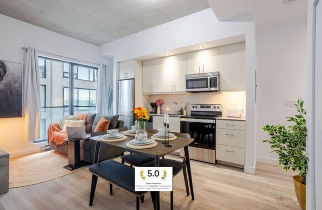 Elegant 1BR Retreat | Chic Stay in Old Port