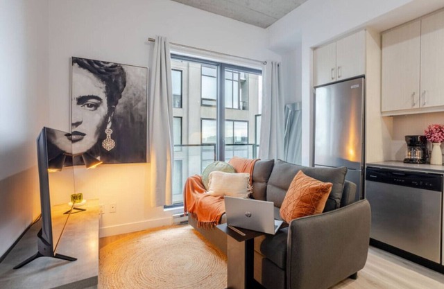 Elegant 1BR Retreat | Chic Stay in Old Port