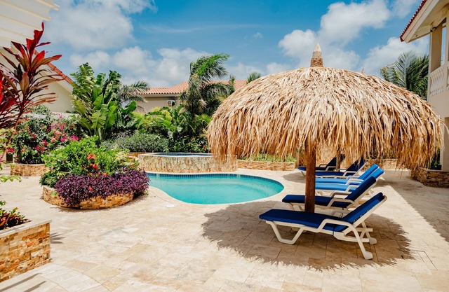Elegant 2-bedroom Apartment 2 km From Eagle Beach