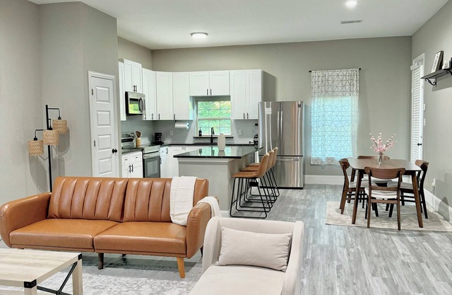 Elegant 3-Bedrm Retreat in Prime Dallas Location w/fully fenced yard and garage