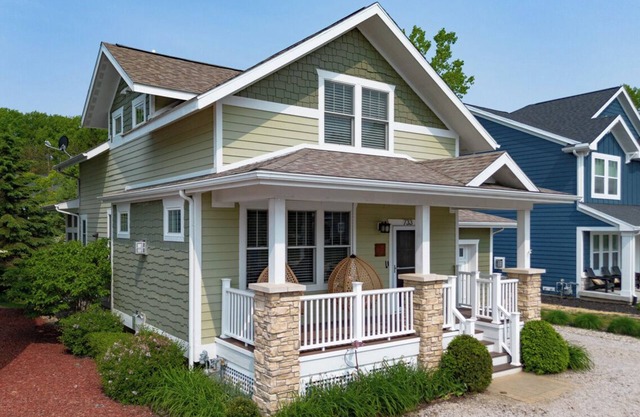 Elegant 3 BR Home with Screened Porch, Year Round Pool & Hot Tub
