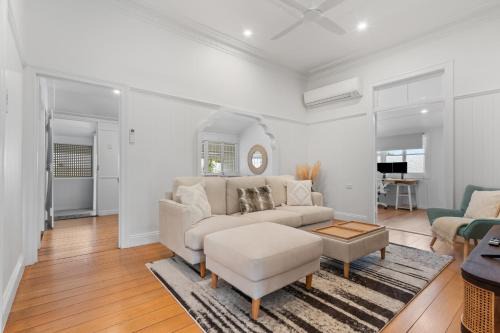 Elegant 4-Bed Home Near Shops & Dining