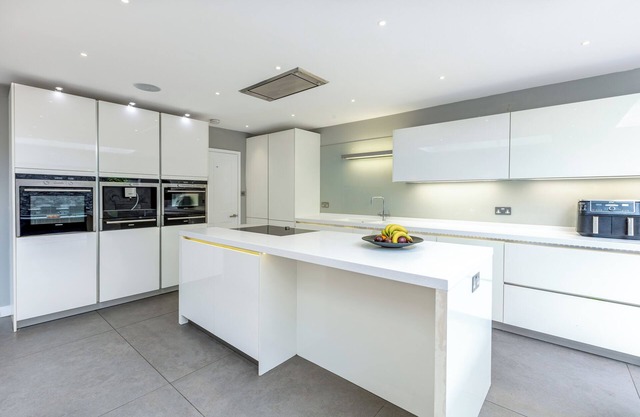 Elegant 4BR Semi-Detached Terraced House Batterseann