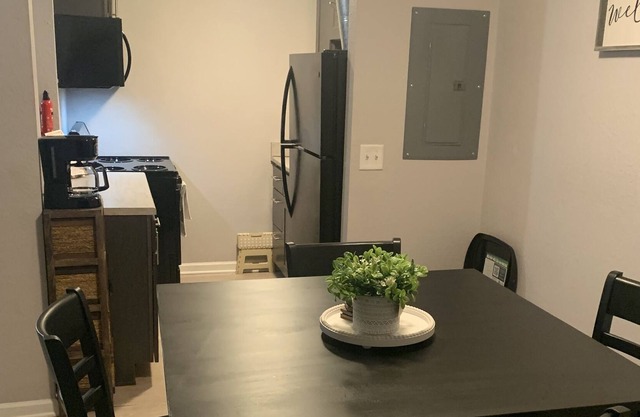 Elegant and Romantic1 bedroom Apartment Right across the street from the Green !