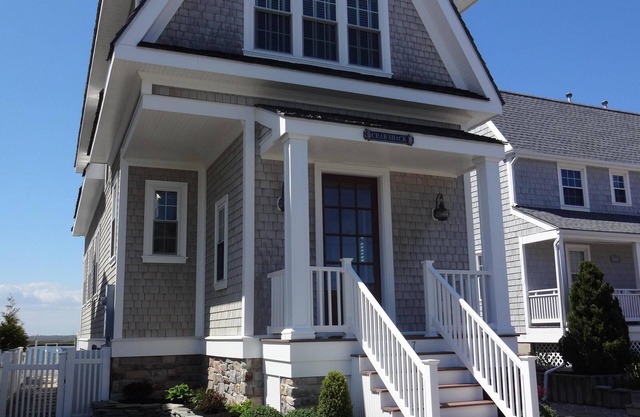 Elegant Bayfront Cottage for Family Rental 3BR, 2.5 baths. bikes, kayak, dock