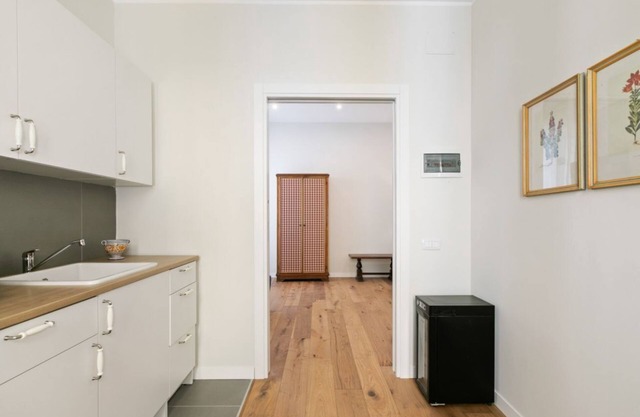 Elegant Don Giovanni flat of 60 sqm, for 4 people, located on the 5th floor of a historic building in Via Principe di Belmonte: NotHotel, a luxury Guest House, equipped with every comfort. Once inside you will be greeted by an elegant environment, where