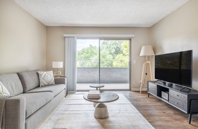 Elegant Glendale 1BR w/Pool, Gym, walkable location, by Blueground
