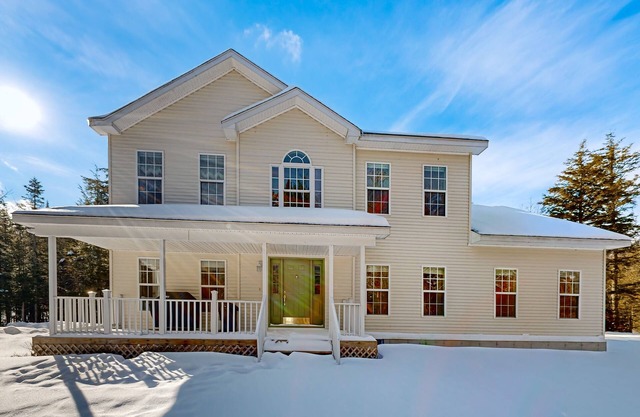 Elegant house in quiet neighborhood, close to ski mountains, gas fireplace, wifi