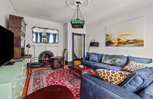 Elegant Victoria 2br 15ba