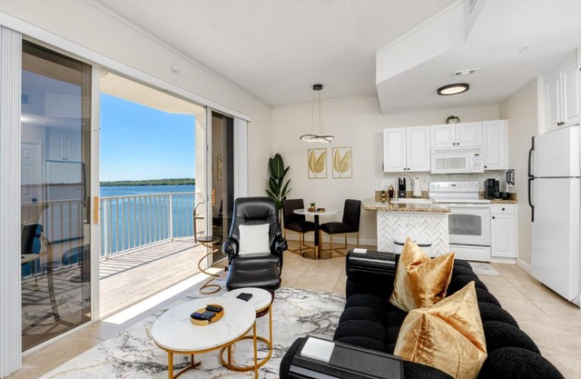 Elegant Waterfront Place for Two/Boca Ciega Resort