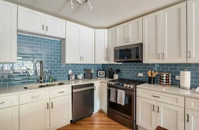 Elegant Wicker park condo ! Walking distance to train and restaurants