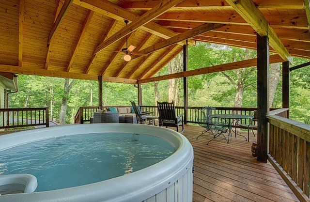 Elk Hang Out Here! Hot Tub, huge covered porch w/views. High-Speed WIFI!