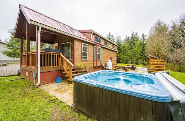 ElkCreekInn: creekside tiny home