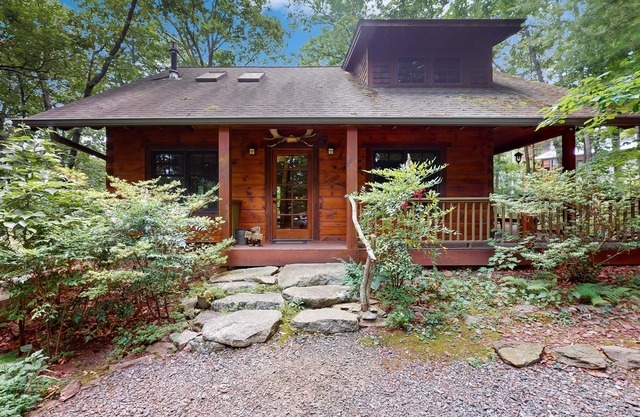 Elkhorn Cabin | Idyllic Craftsman Home | Sauna, Game Room & Mins to Asheville