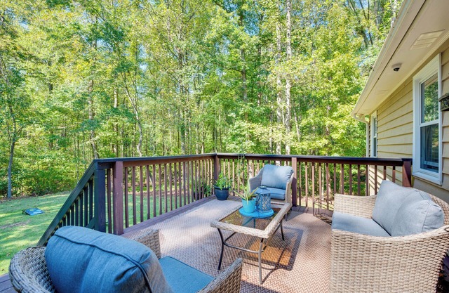 Ellenwood Family Home: Fire Pit, Deck & Pool Table