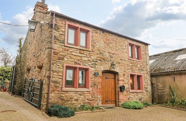 ELM COTTAGE, pet friendly, with open fire in Appleby-In-Westmorland