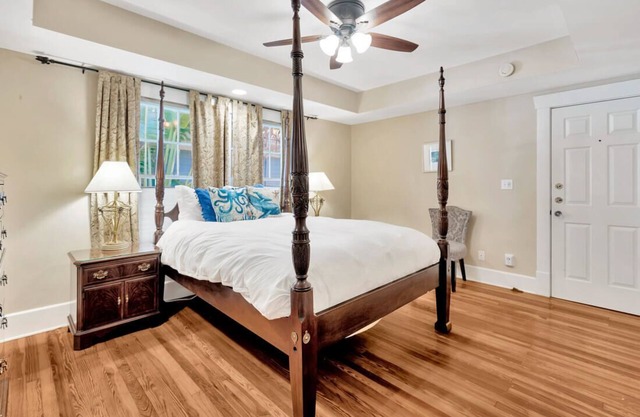 Elm Room Bay at ONE Inn, steps to Downtown St. Pete: Ideal for all guests
