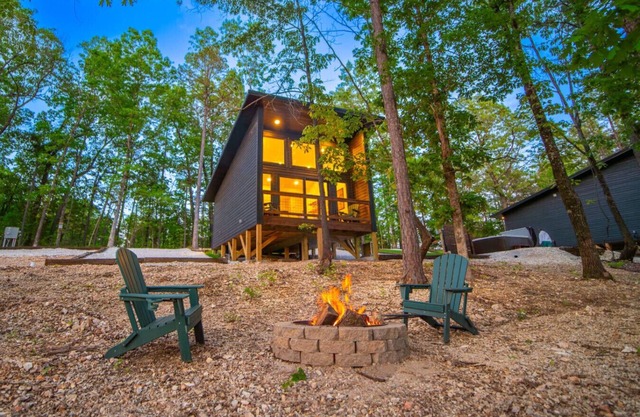 Elm Springs Hollow Modern Cabin, 3 mi. to BNR