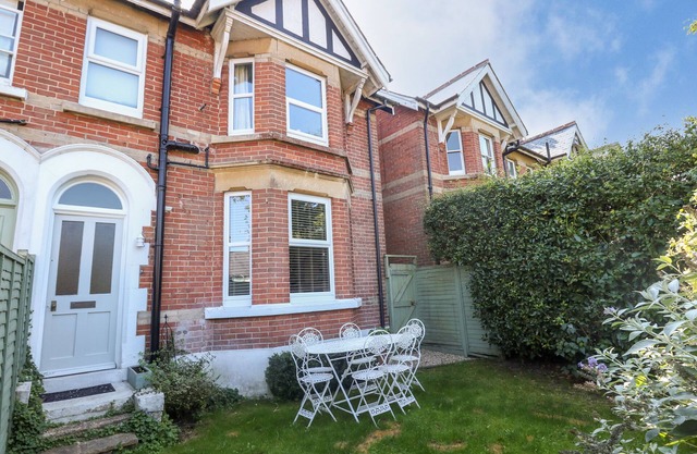 ELM VILLA, pet friendly, character holiday cottage in Wareham
