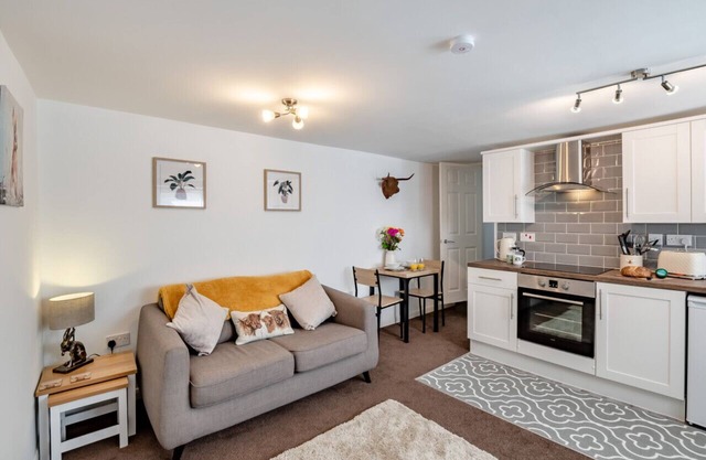 Elmsleigh Nook - One Bedroom House, Sleeps 2