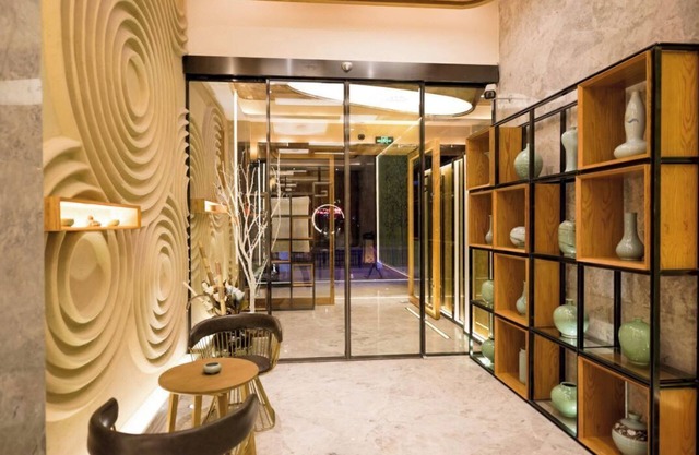 Elong Hotel Minsheng Road subway station