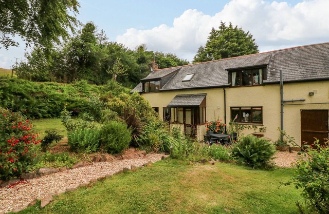 ELSWORTHY FARM COTTAGE, pet friendly in Wootton Courtenay