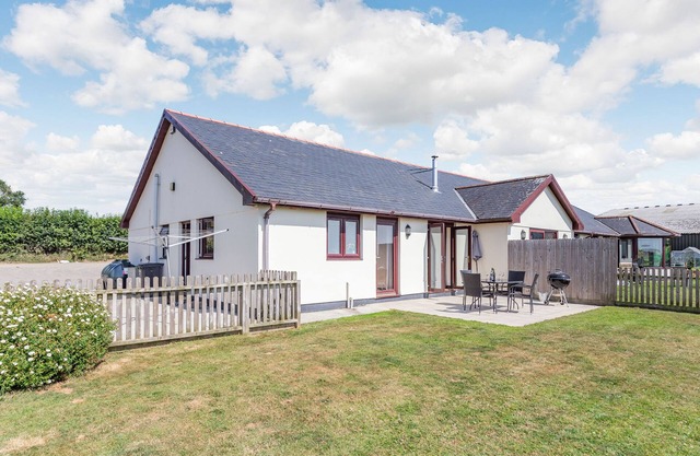 ELWORTHY VIEW, pet friendly, with a garden in South Molton