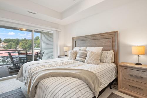 Emerald Escape, Luxury Waterfront Condo with pool