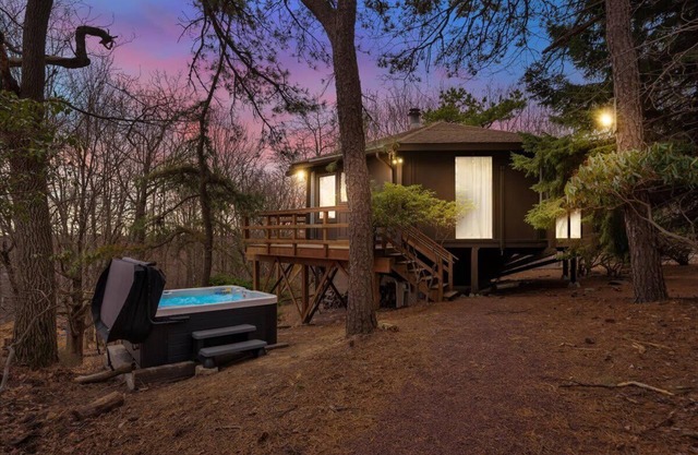 Emerald Lake Modern Treehouse | Hot Tub | Firepit