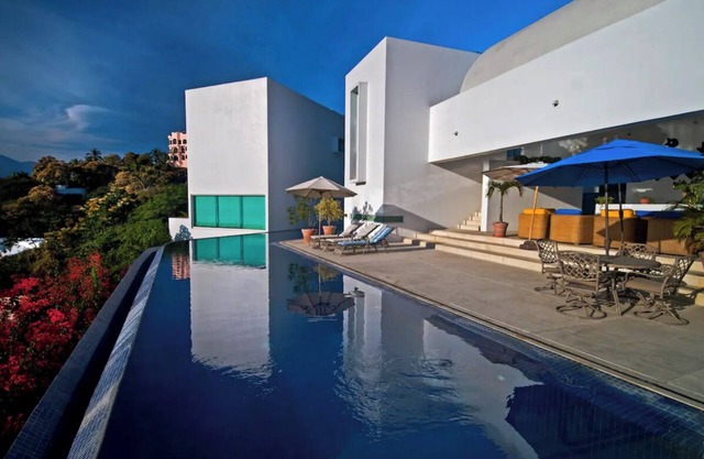 Emerald Villa. Luxury beach house in Manzanillo