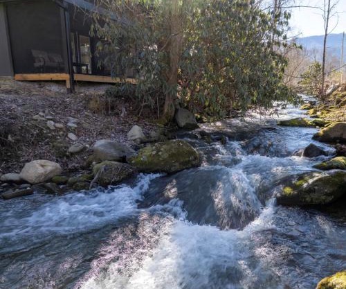 Enchanted Bungalow, Pickleball Court, Creek, WIFI, Mountain Views, Starting at 69