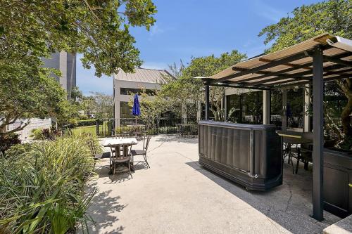 Enclave Refurbished Condo: Just 2mi to Universal!