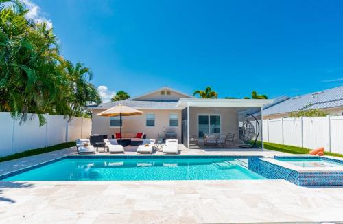 Endless Paradise -New Salt Water Pool! Relax! Walk to Beach!