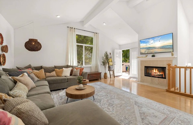Endless Summer In This Bright, Open, And Comfortable Home!