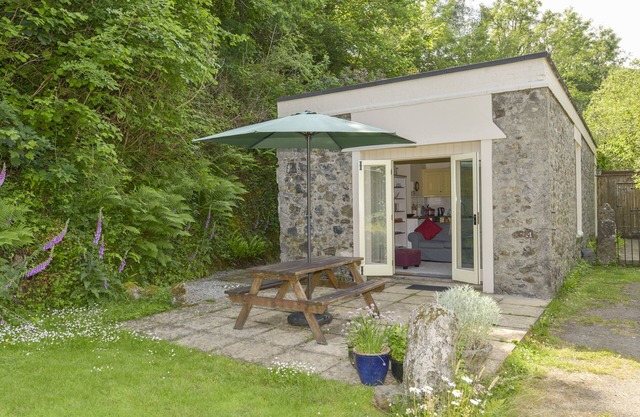 ENGINE HOUSE, pet friendly, character holiday cottage in Bridford