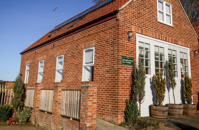 ENGINE ROOM COTTAGE, pet friendly, luxury holiday cottage in Sledmere