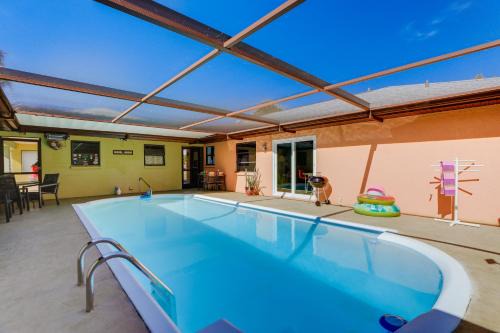 Englewood Duplex with Shared Lanai 7 Mi to Beach!