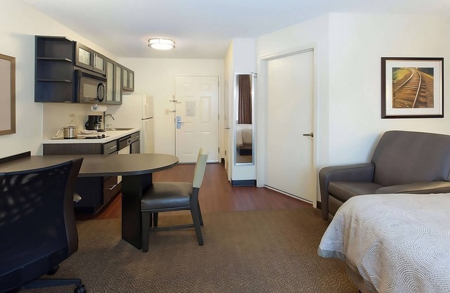 Enjoy a Hassle-free and Soothing Stay! Free Parking, Pet-friendly Property