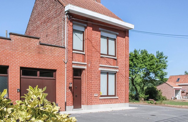 Enjoy a varied vacation with family and friends in this cozy and fully furnished vacation home in Zo