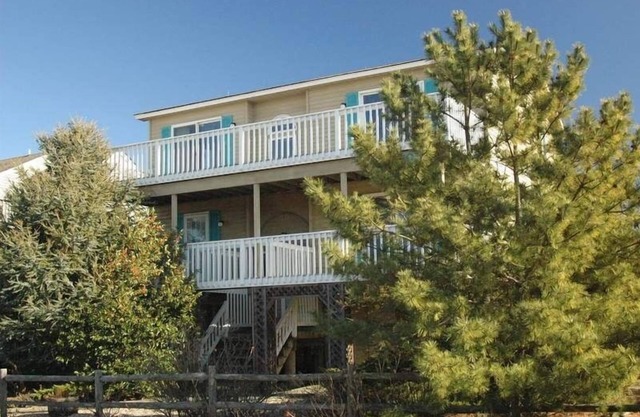 ENJOY BAY VIEWS FROM 2 DECK LEVELS!