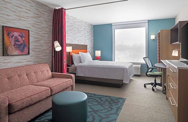 Enjoy Prime Comfort in Spacious Room Near Attractions | Pets Allowed