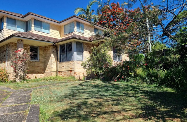 Enjoy Sydney's Northern Beaches. Unique district views, classic home, sleeps 5