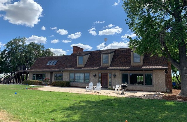Enjoy the beautiful Kings River and spectacular Sierra views at Riverbend Ranch