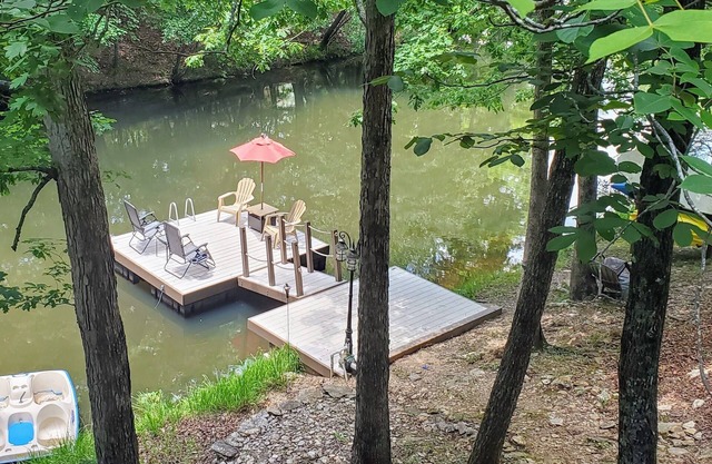 Enjoy the Beautiful Scenery and Tranquil Waters of Lake Chickasaw